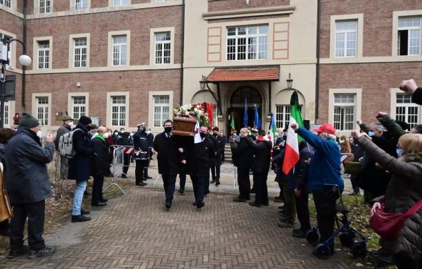 Collegno, ricordi e lacrime per l'addio a Cirella 