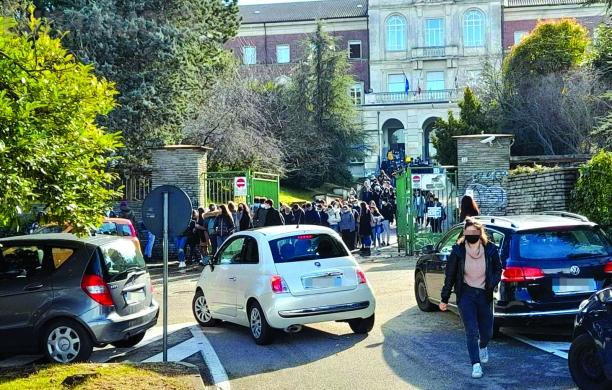 Rivoli, ragazza investita all'uscita della scuola