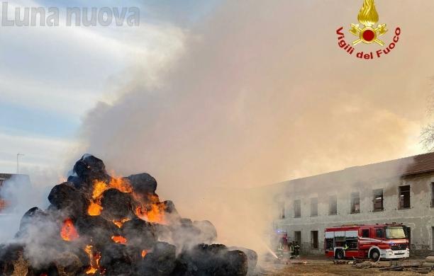 Rivoli, rotoballe in fiamme in un campo a Bruere