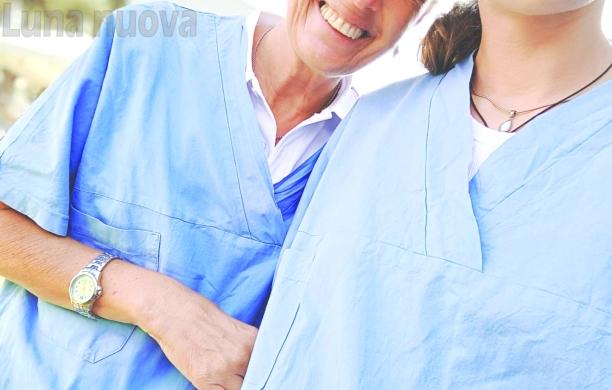 Rivoli, torna a casa dopo il turno di notte e salva una donna