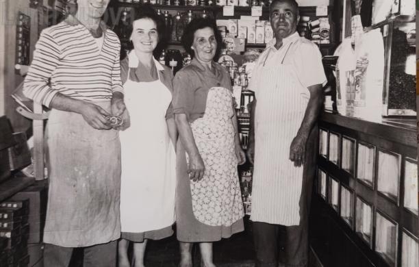 Ermes Taddia (a sin) con la moglie Rosina Giuglard e i genitori Giuseppe Taddia e Pasquina Ruda, dai quali ha rilevato il negozio ferrierese di corso Torino