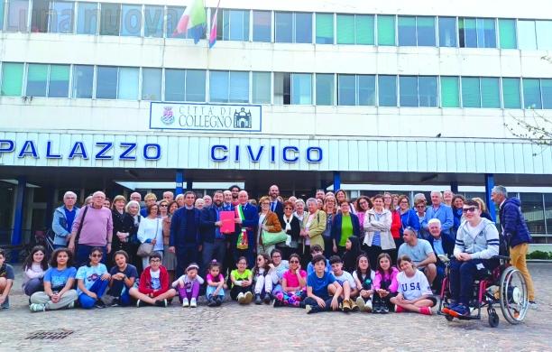 Collegno, abbraccio tricolore per don Romeo