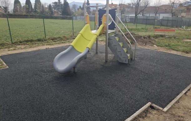 Giaveno, rifatte le aree giochi delle scuole 