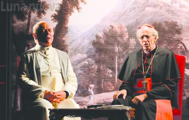 I due papi a confronto sul palco