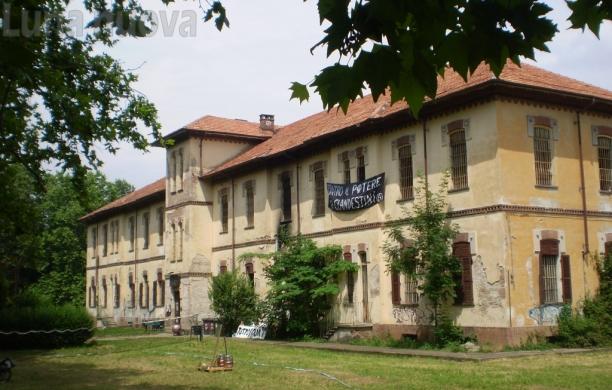 Collegno, si riaccende la polemica sullo stabile occupato