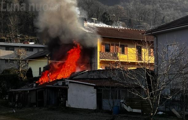 Borgone, a fuoco il laboratorio-deposito: tetto danneggiato, un alloggio inagibile