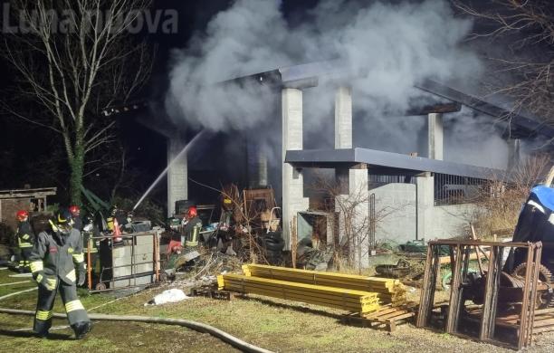 Chianocco: fiamme nel deposito di legname