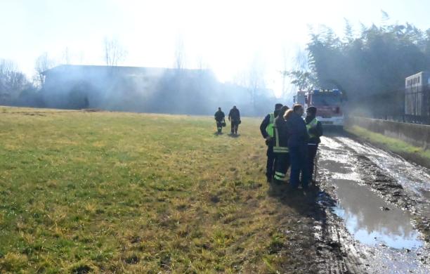 Collegno, incendio all'alba nella cascina