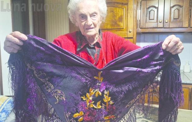 Storie di scialli: Augusta Marzo &egrave; l'archivio vivente delle savoiarde