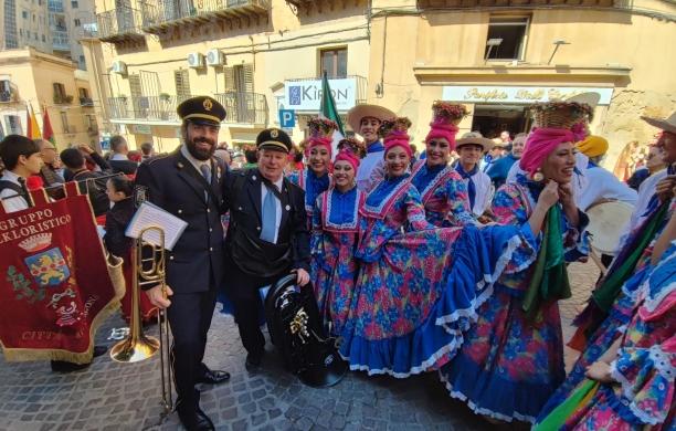 Giaglione: banda e spadonari tra i mandorli in fiore