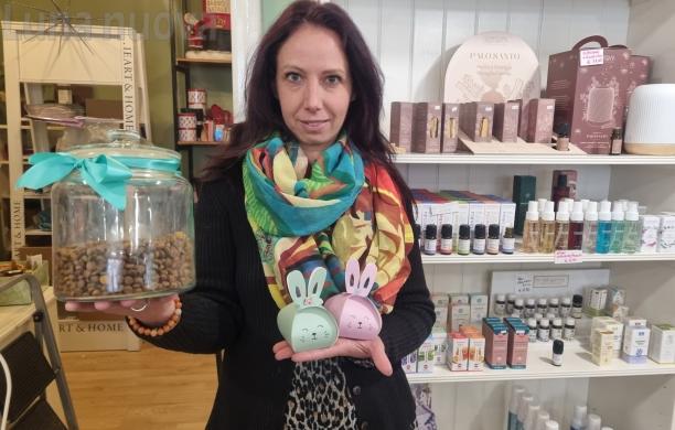 Susa: l'uovo di Pasqua decorato di Pietrini al rifugio micioso I Ciaparat