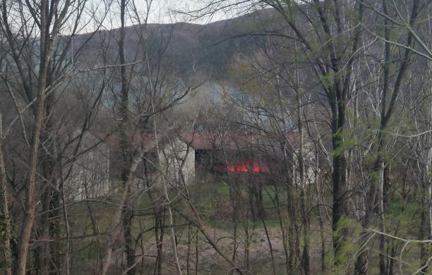 Condove: tre mezzi in fiamme nel capannone vicino al Gravio