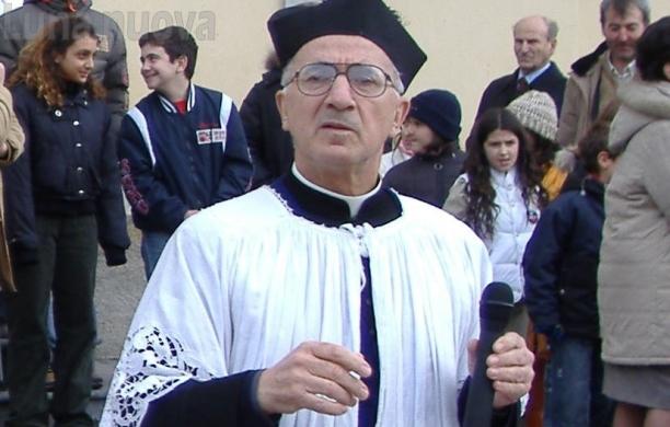 Borgone: ieri l'ultimo saluto a don Pietro, energia e vivacit&agrave; al cuore dei fedeli