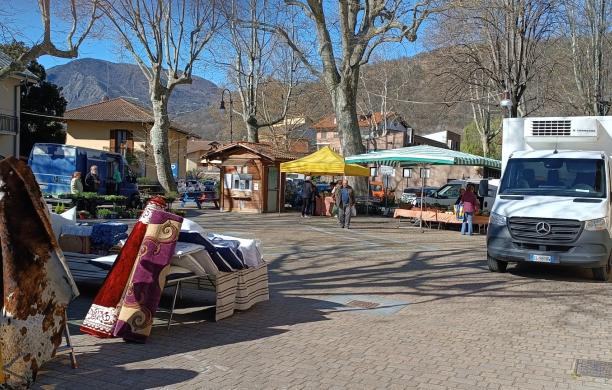 Vilar Dora: il mercato del gioved&igrave; in piazzetta Franchino
