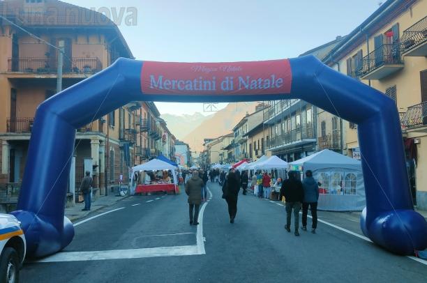 Bussoleno: la parata di Babbo Natale regala sorrisi nelle vie del centro